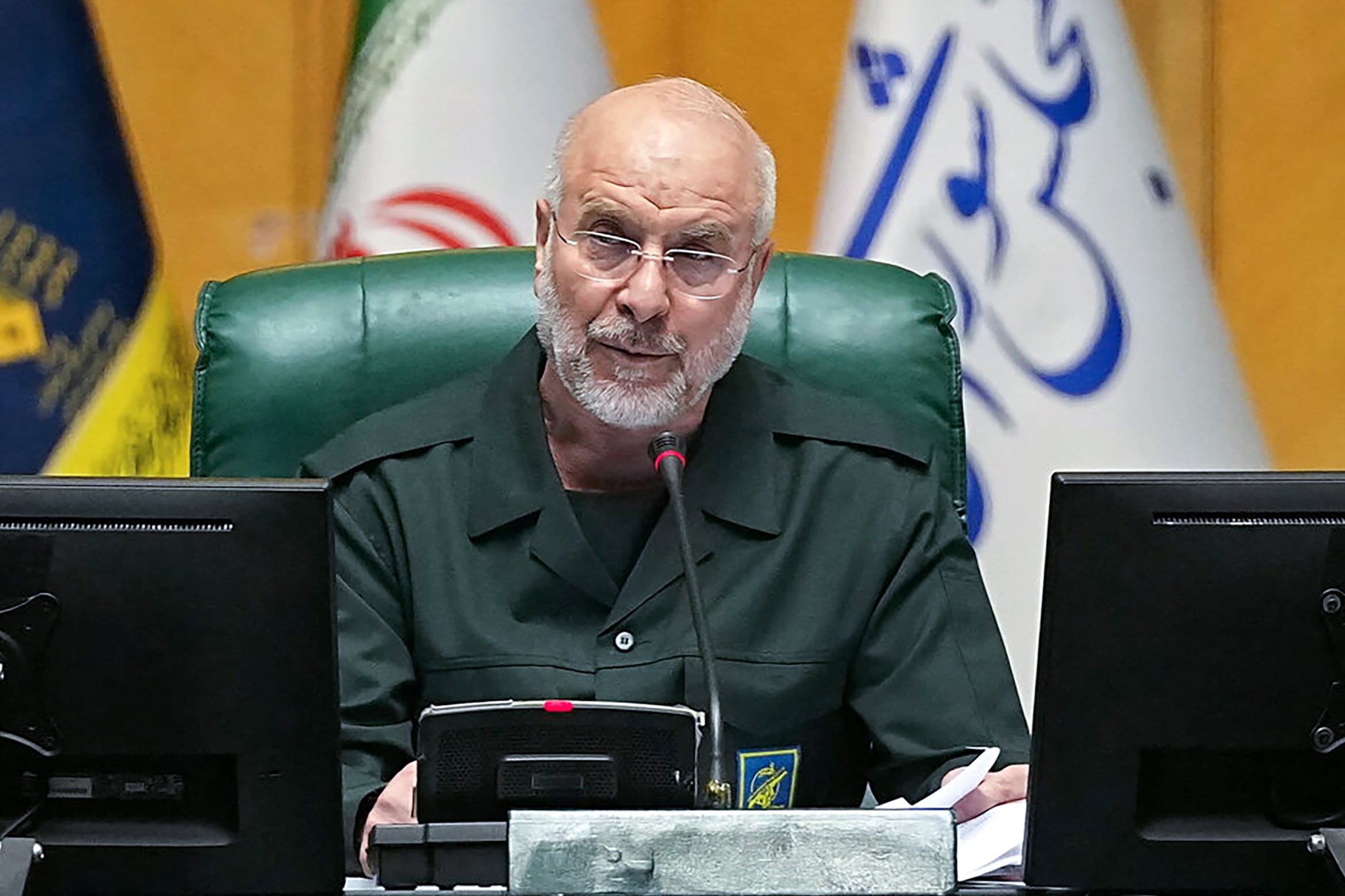 El presidente del Parlamento de Irán, Mohammad Bagher Ghalibaf, vestido con un uniforme de la Guardia Revolucionaria Islámica (IRGC), preside una sesión en Teherán el 1 de febrero de 2026. (Foto de la AGENCIA DE NOTICIAS ICANA / AFP).