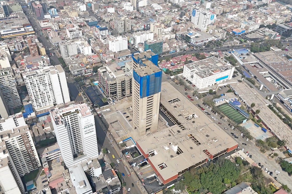 La estructura principal del edificio ya está construida. La nueva etapa del proyecto se enfocará en reforzamiento estructural, acabados y adecuación a estándares actuales de infraestructura hospitalaria. Foto: Andina