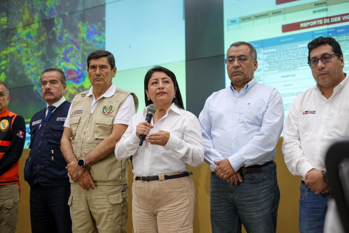 Denisse Miralles acompañada de ministros de Estado tras sesión en el COEN. Foto: PCM.