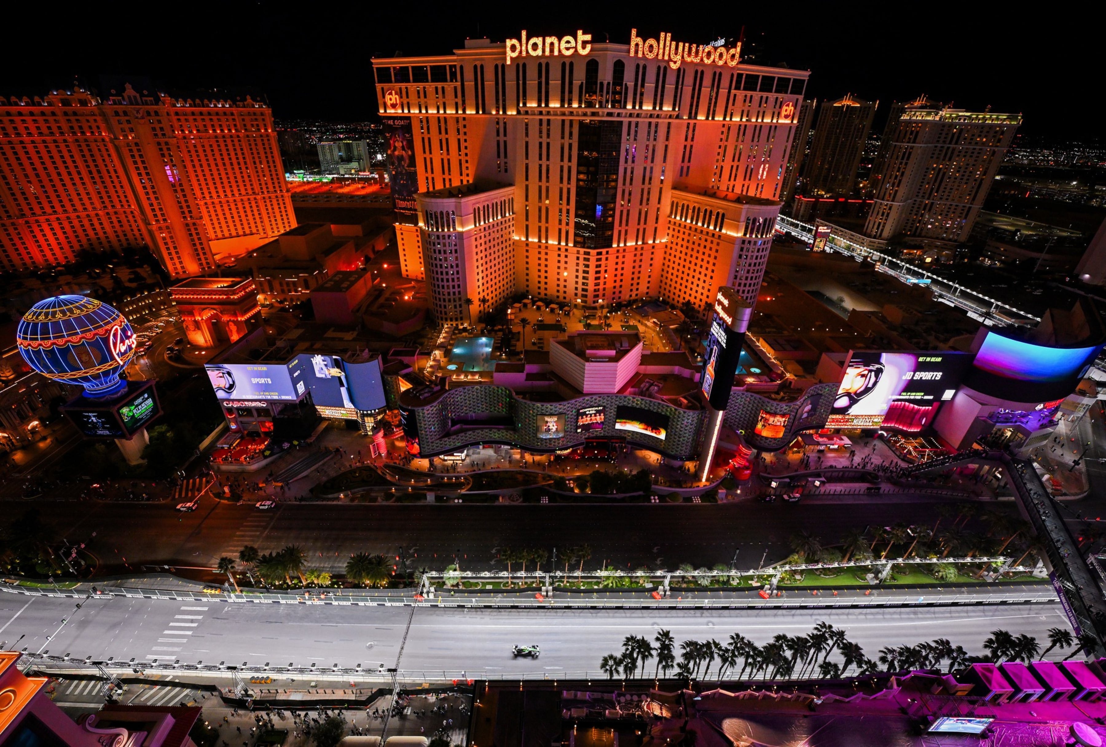 Diseñado por Carsten Tilke, hijo del diseñador de circuitos de Fórmula Uno Hermann Tilke, este circuito se inauguró en marzo de 2022 y abrió sus puertas el 16 de noviembre de 2023, durante el fin de semana del primer Gran Premio de Las Vegas. | Crédito: F1 / Facebook