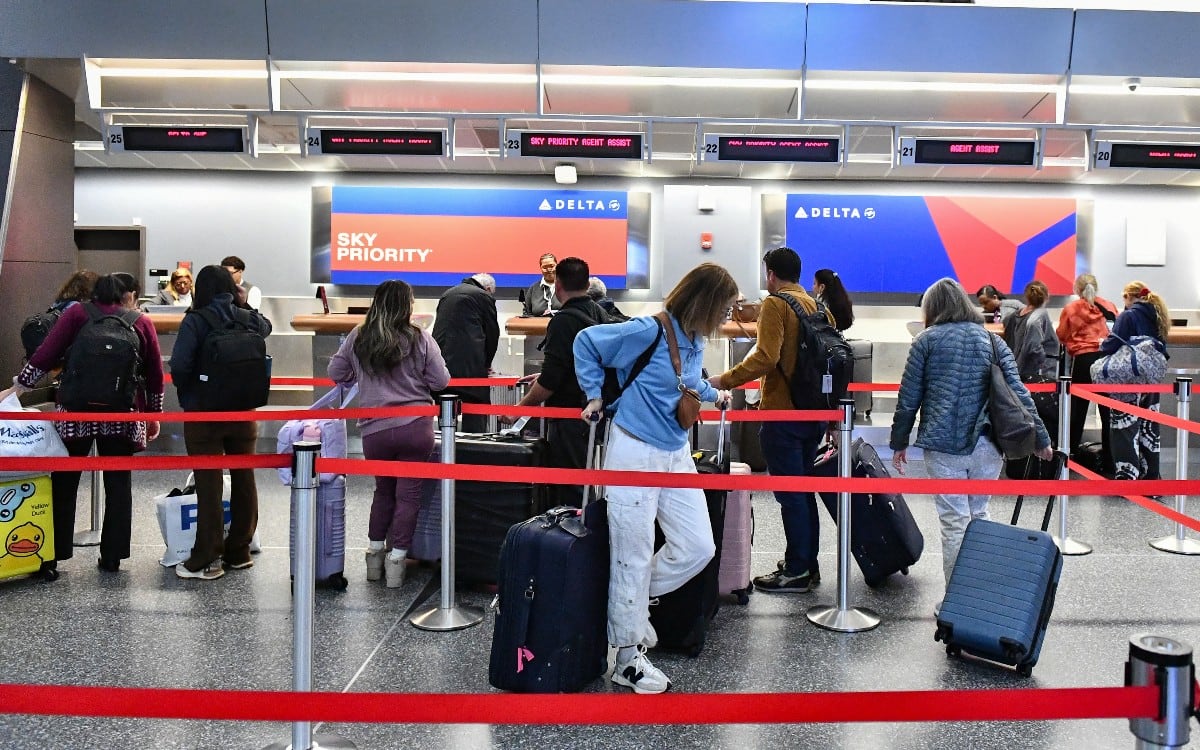 Para los vuelos hacia Latinoamérica, la demanda eleva las tarifas hasta un 34%, aunque viajar el 24 o 25 puede resultar más barato. (Foto: AFP)