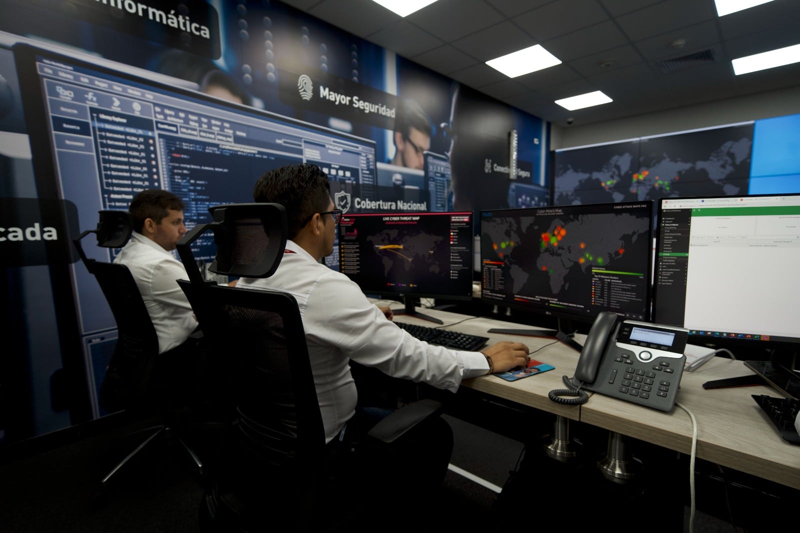 Claro opera el CISOC (Customer Security Operations Center), su centro de operaciones de ciberseguridad ubicado en Villa El Salvador, con equipos complementarios en su sede de Nicolás Arriola y personal desplegado a nivel nacional.
