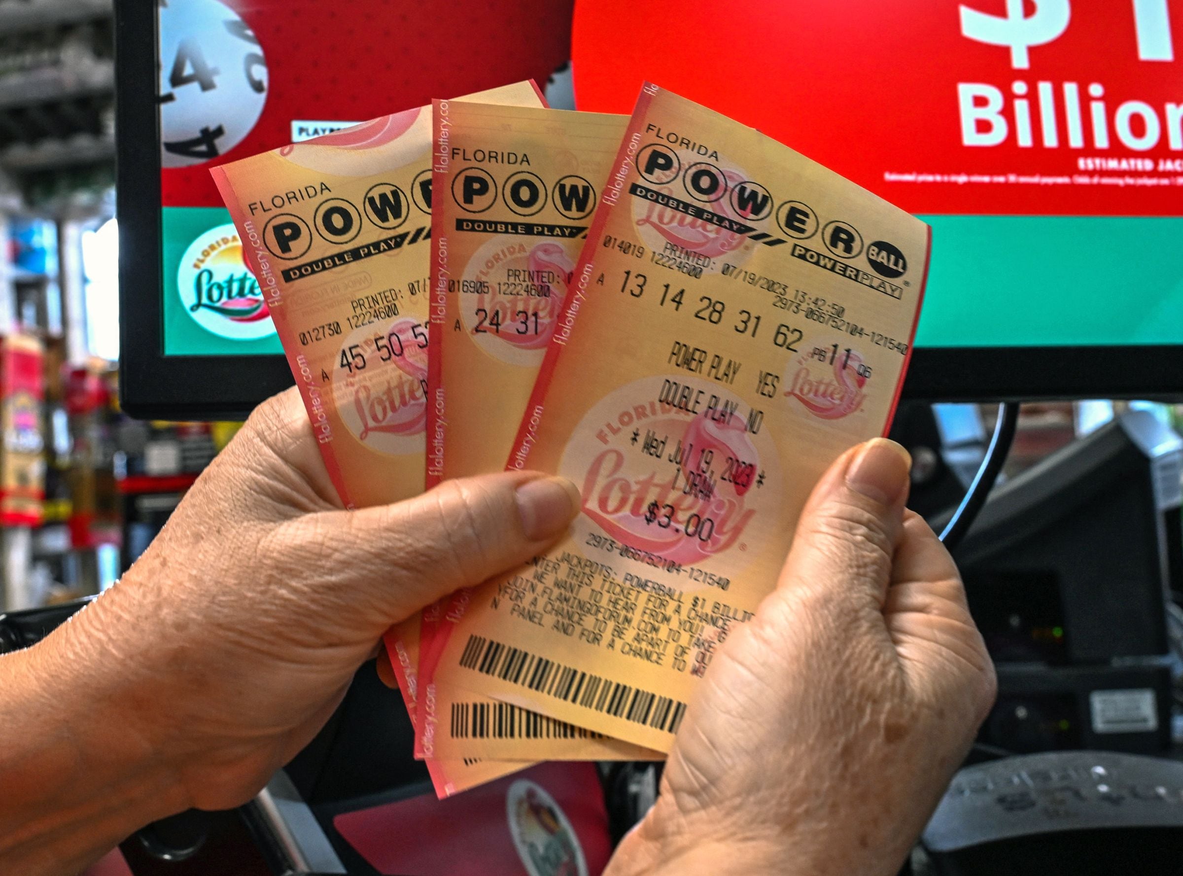 Por lo general, los participantes del Powerball pueden reclamar un premio de hasta $600 en cualquier lotería autorizada de la jurisdicción donde compraron el boleto. (Foto: GIORGIO VIERA / AFP)
