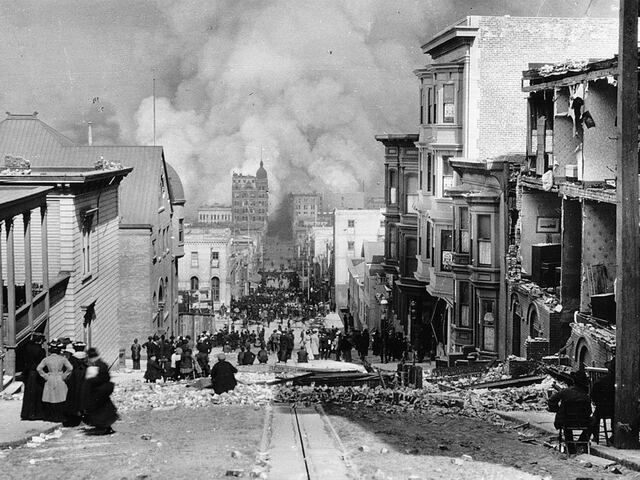 El terremoto de San Francisco fue uno de gran magnitud 7,9 que se produjo el 18 de abril de 1906 a las 5:12 de la mañana frente a la costa norte de California. La Falla de San Andrés se deslizó a lo largo de un segmento de unas 270 millas (430 km) de longitud, extendiéndose desde San Juan Bautista, en el condado de San Benito, hasta el condado de Humboldt y, desde allí, tal vez bajo el mar hasta una distancia desconocida. Las sacudidas se sintieron desde Los Ángeles en el sur hasta Coos Bay, Oregón, en el norte. Los daños fueron graves en San Francisco y en otras ciudades situadas cerca de la falla, como San José, Salinas y Santa Rosa. | Crédito: Library of Congress, Washington, D.C.