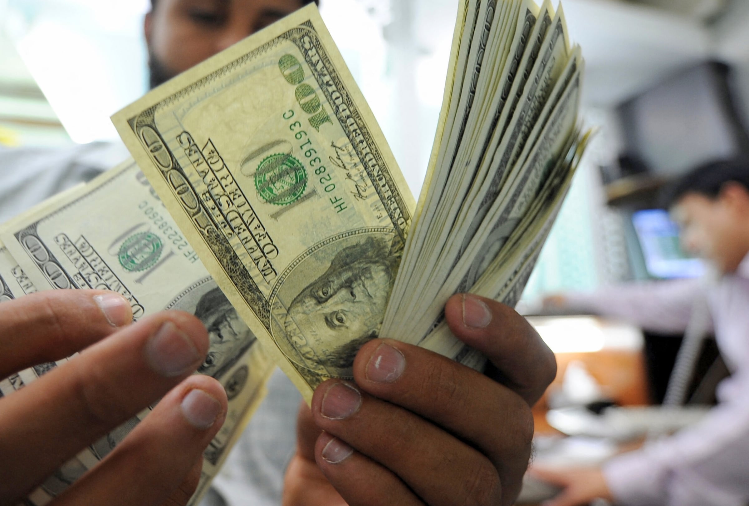 La remesa tiene un carácter personal, transfronterizo y de ayuda familiar (Foto: Aamir Qureshi / AFP)