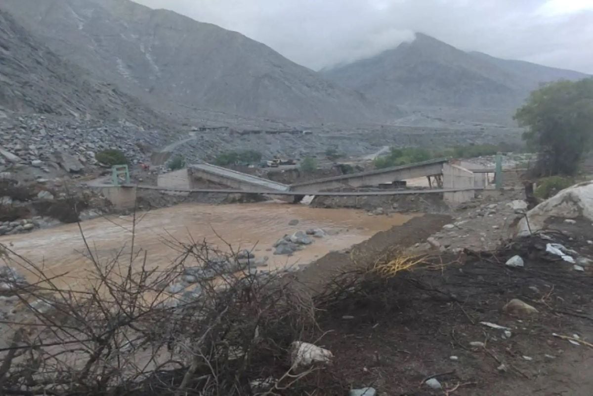 Colapso de puente en el distrito de Sancos, región Ayacucho, ha dejado aisladas a cerca de 6,000 personas. Foto: Andina.