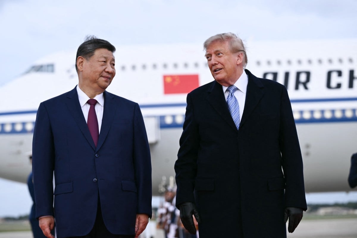 El presidente de Estados Unidos, Donald Trump, saluda al presidente chino, Xi Jinping, a su llegada a la Base Conjunta Andrews, en Maryland, el 23 de septiembre de 2026. (Brendan SMIALOWSKI / AFP)