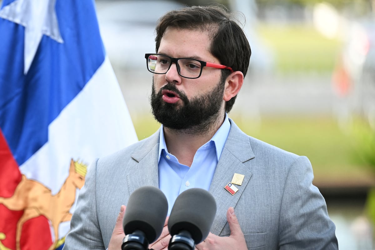 El presidente de Chile, Gabriel Boric, habla después de una reunión con otros líderes sudamericanos en el palacio de Itamaraty en Brasilia el 30 de mayo de 2023. (Foto por EVARISTO SA / AFP).