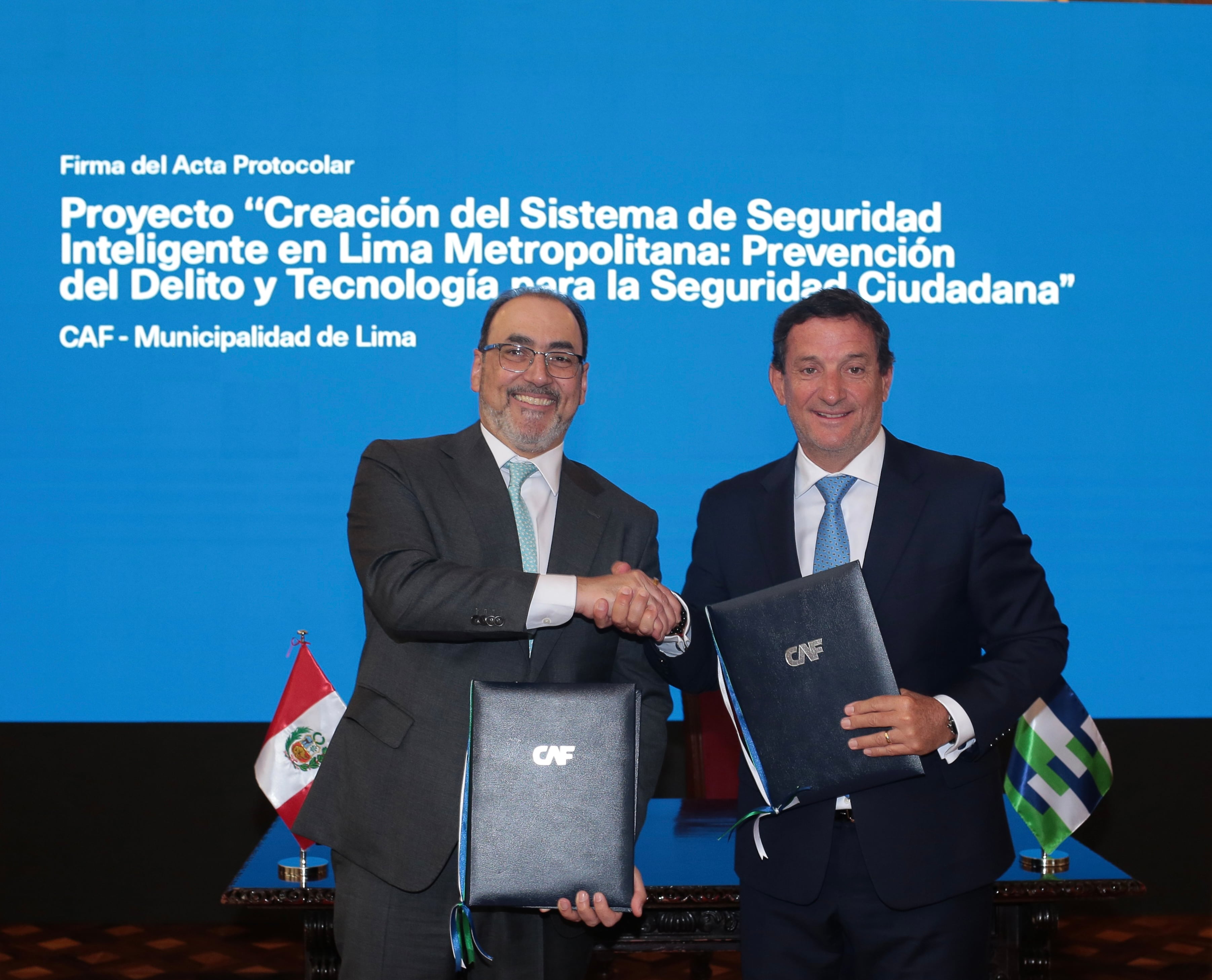 Sergio Díaz-Granados, presidente ejecutivo de CAF, y del alcalde de Lima, Renzo Reggiardo, oficializaron el acuerdo con la firma de un memorando. Foto: CAF.