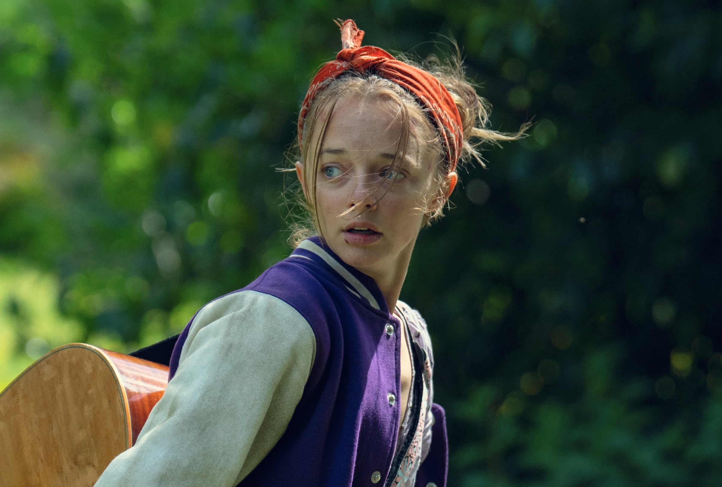 Ellie de Lange como Paige Greene en una escena de la serie "Run Away". Mientras canta y toca la guitara su padre la reconoce y ella escapa una vez más (Foto: Netflix)