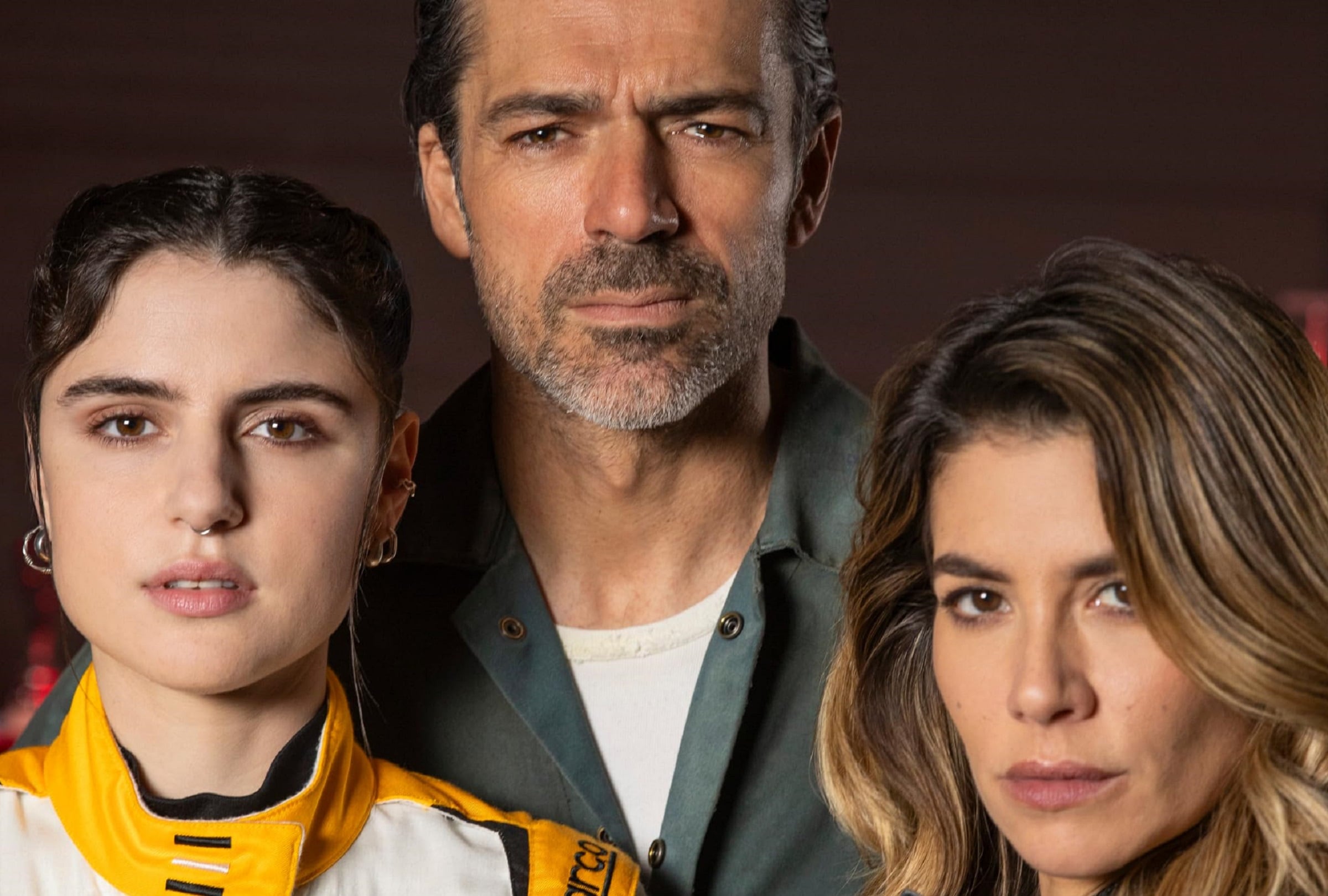 Caterina Forza como Blu Venturi, Luca Argentero como Arturo y Giulia Michelini como Elena en la serie italiana "Motorvalley" (Foto: Netflix)
