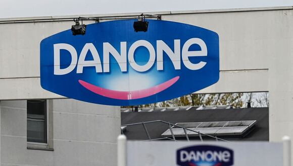Esta foto de archivo tomada el 23 de noviembre de 2020 muestra el logotipo del gigante francés de la industria alimentaria Danone en la entrada de su fábrica en Bailleul, en el norte de Francia. (Foto: Denise Charlette / AFP)