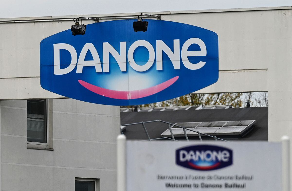 Esta foto de archivo tomada el 23 de noviembre de 2020 muestra el logotipo del gigante francés de la industria alimentaria Danone en la entrada de su fábrica en Bailleul, en el norte de Francia. (Foto: Denise Charlette / AFP)