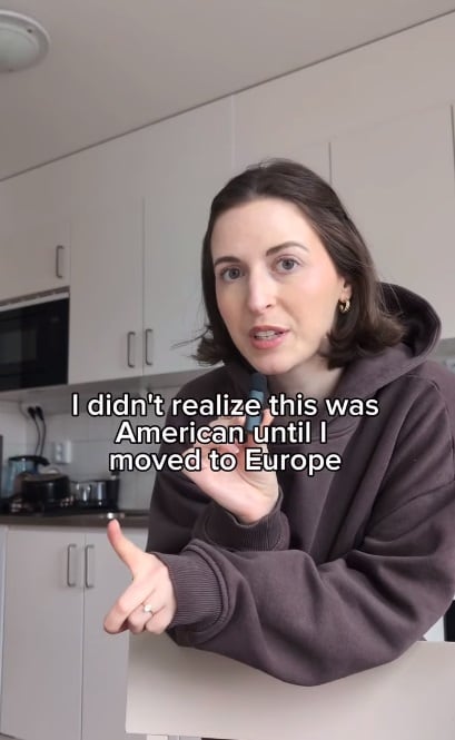 Aun así, el alto salario en Estados Unidos le permite sostener una vida más tranquila y económica en Suecia junto a su familia. (Foto: @courtneyelrefai / Instagram)