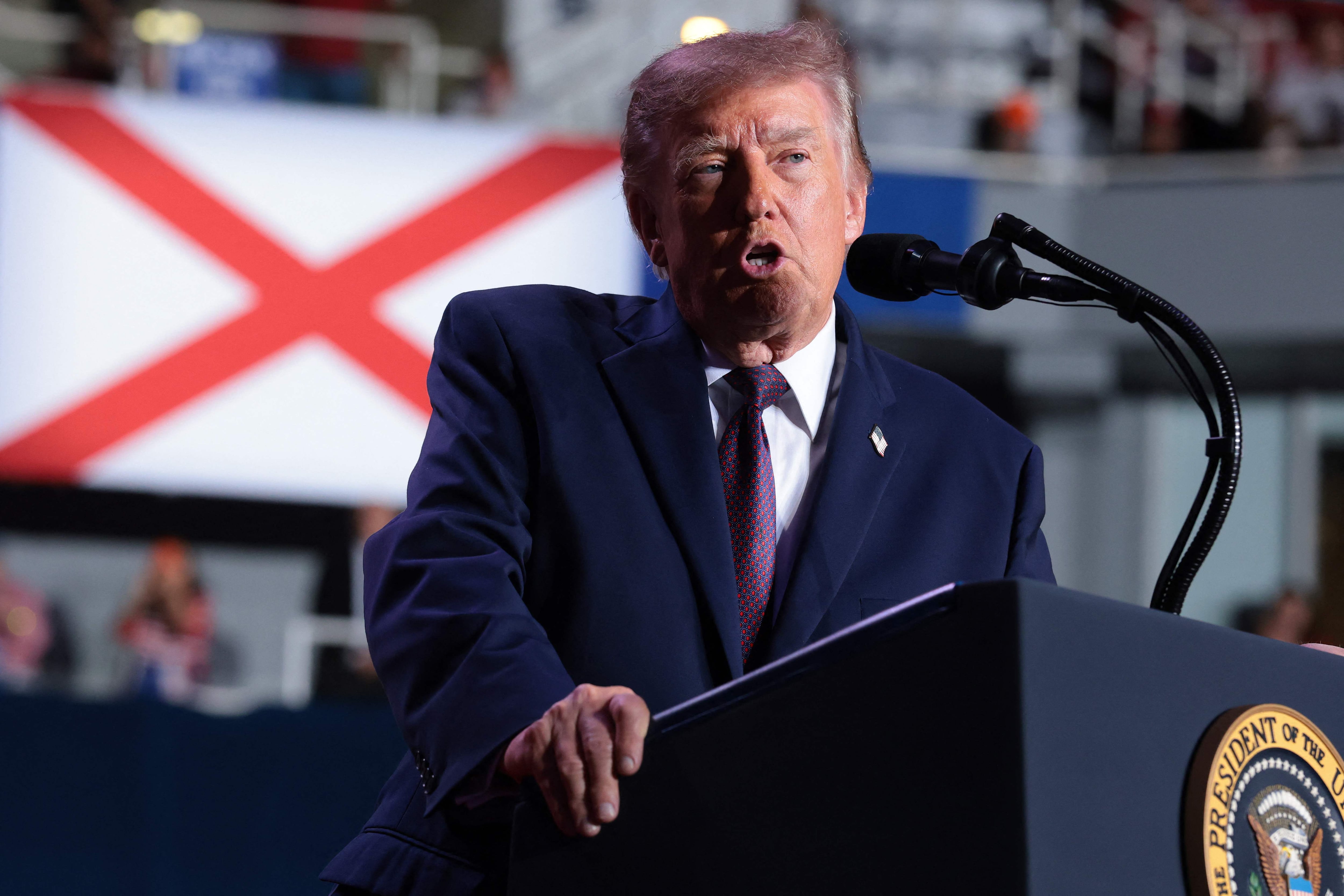 El presidente de EE.UU., Donald Trump, habla en un mitin de campaña en el Mitchell Center de la Universidad del Sur de Alabama el 2 de octubre de 2026 en Mobile, Alabama. (Foto de Anna Moneymaker / GETTY IMAGES NORTH AMERICA / Getty Images vía AFP)