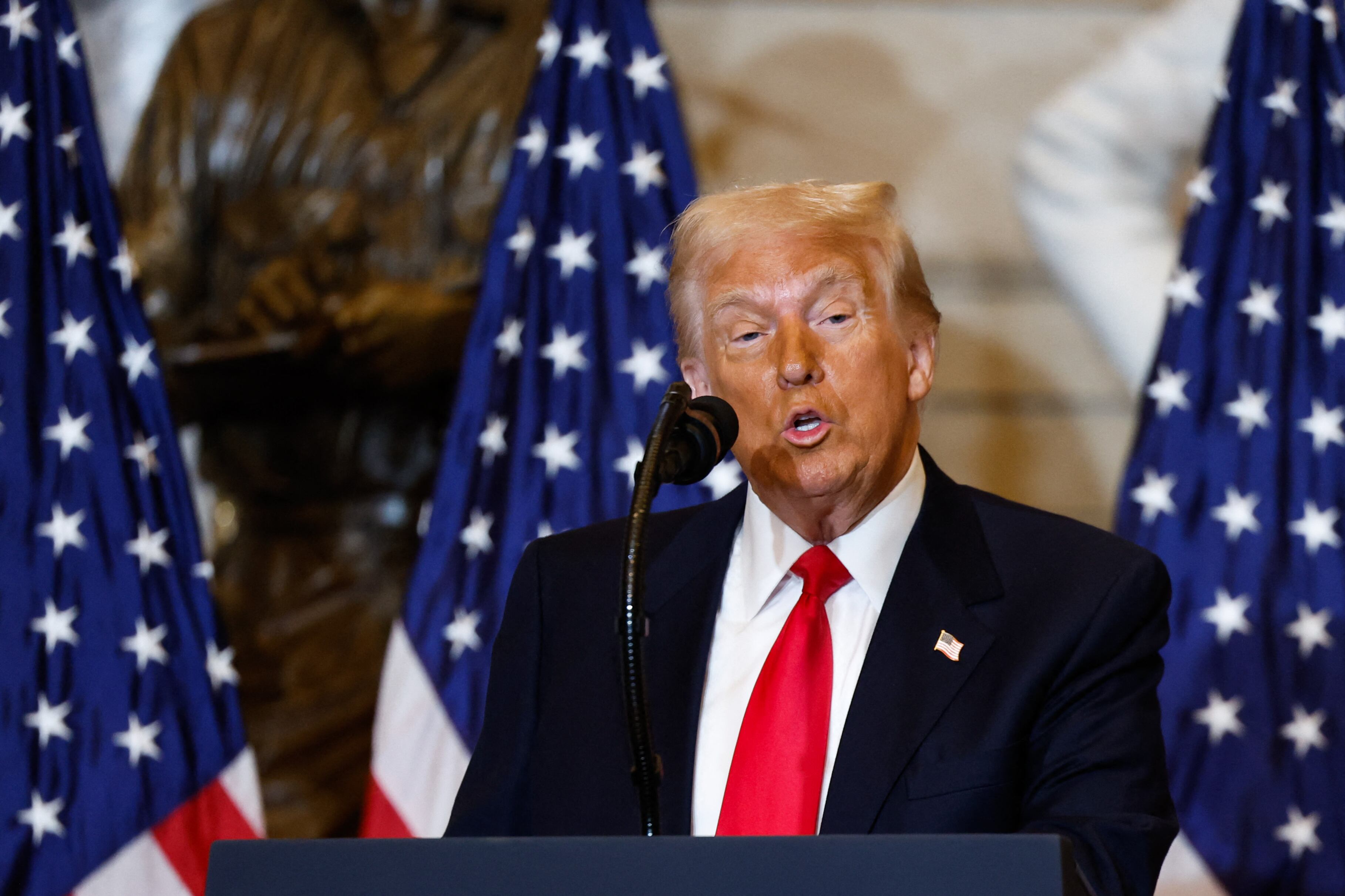 Durante su primer día de gobierno, Trump firmó varios decretos ejecutivos para rediseñar el concepto de ciudadanía y el sistema migratorio estadounidense. Foto: Ting Shen/AFP