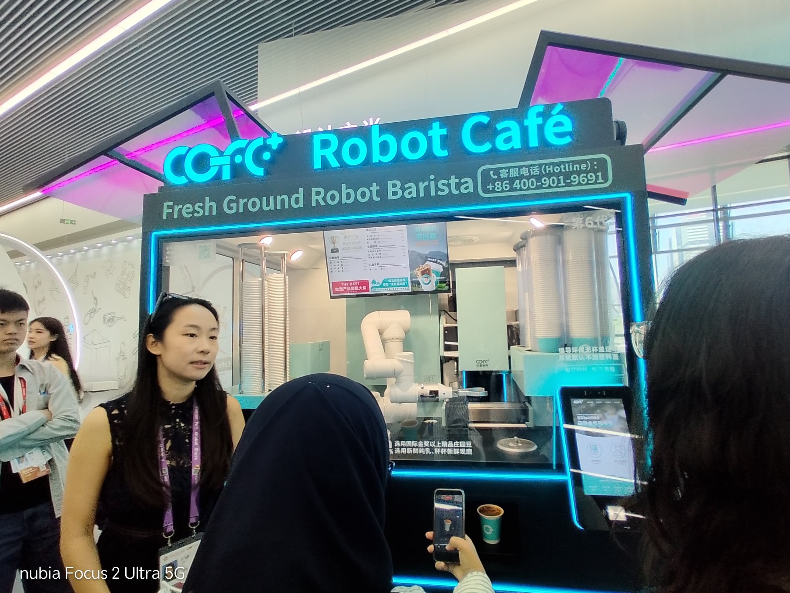 La china Cofe+ Robot Cafe, fabricante de robots baristas autónomos, confirmó que inició exportaciones a Perú y México recientemente como parte de su expansión en Latinoamérica.