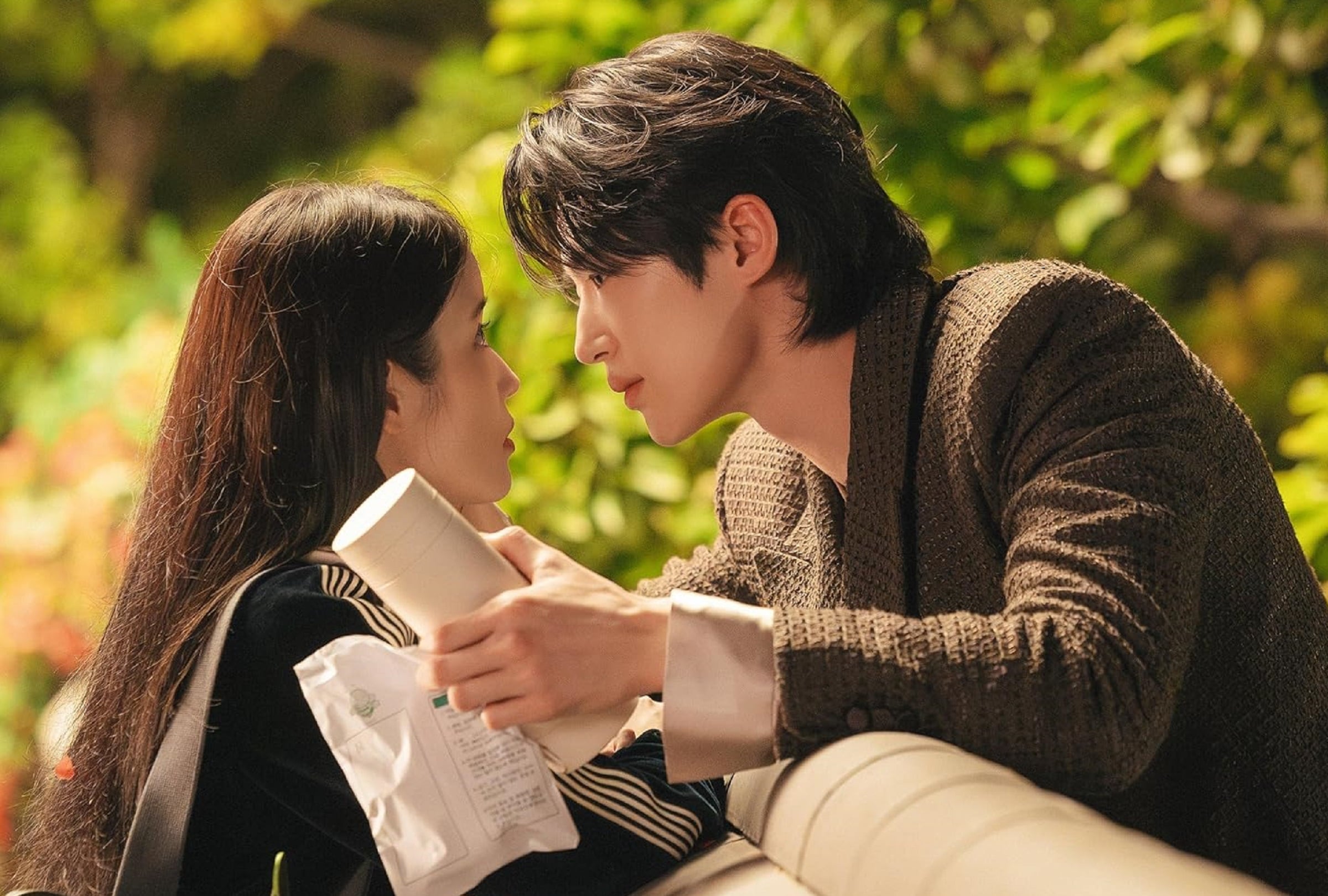 IU y Byeon Woo-seok son los protagonistas de la comedia romántica "Perfect Crown", dirigida por Park Joon-hwa y Bae Hee-young (Foto: Disney+)