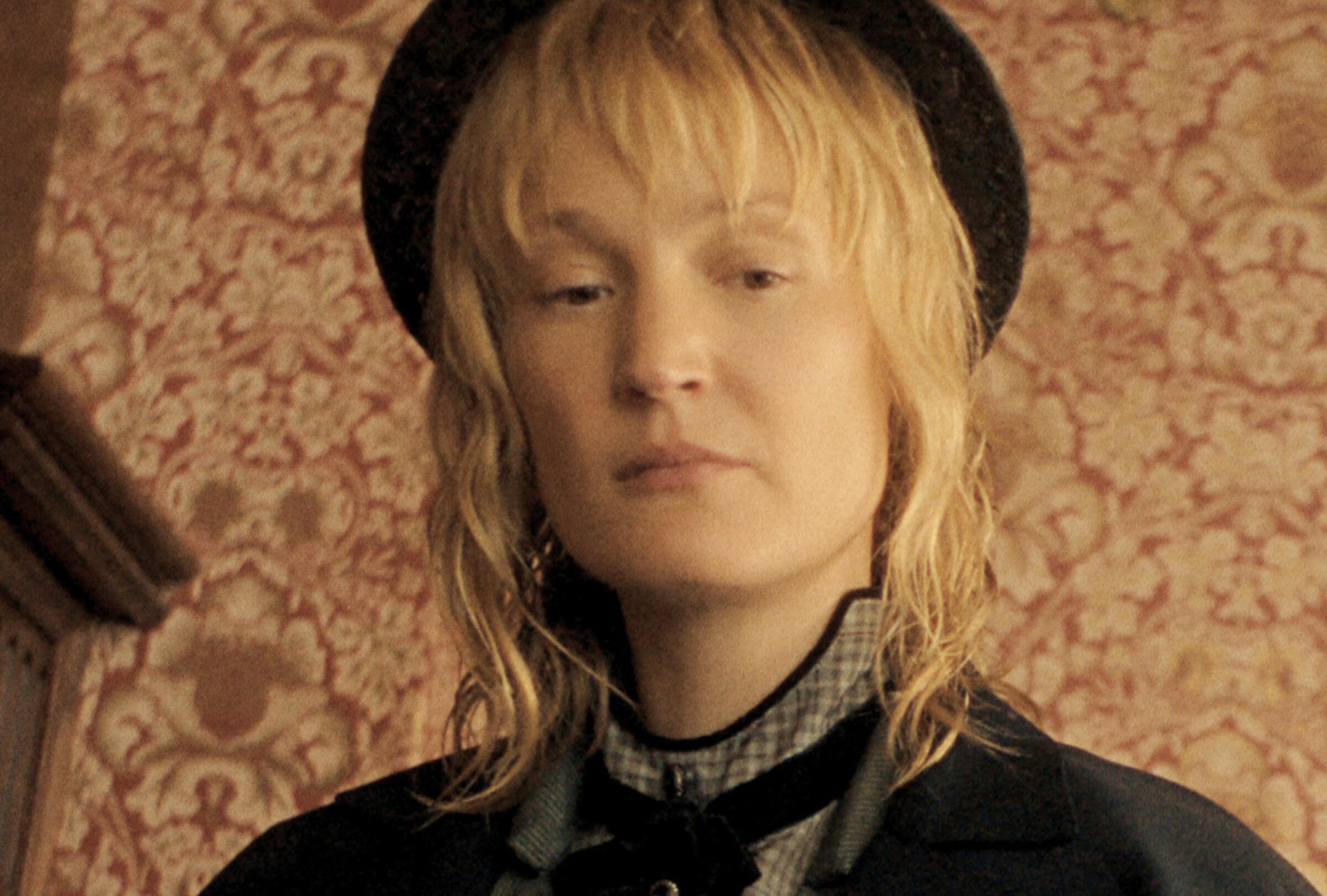 Vicky Krieps como Bridget Sullivan en una escena de "Monster: The Lizzie Borden Story" (Foto: Ryan Murphy Productions / Prospect Films / Netflix)