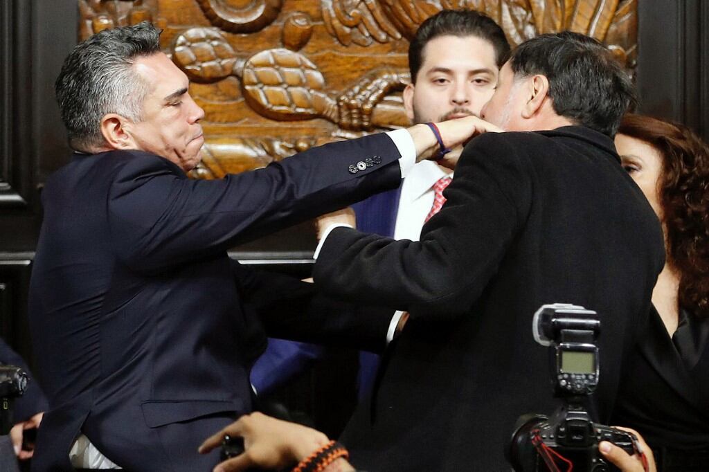 El senador Alejandro Moreno (izq.), del Partido Revolucionario Institucional (PRI), le propinó un puñetazo al senador Gerardo Fernández Norona, del Partido Movimiento de Regeneración Nacional (Morena), durante una sesión de la Comisión Permanente del Senado en la Ciudad de México el 27 de agosto de 2025. El miércoles, senadores mexicanos se enfrentaron a golpes tras un acalorado debate sobre supuestos llamados de la oposición a que Estados Unidos intervenga militarmente contra los cárteles de la droga. (Foto de AFP)