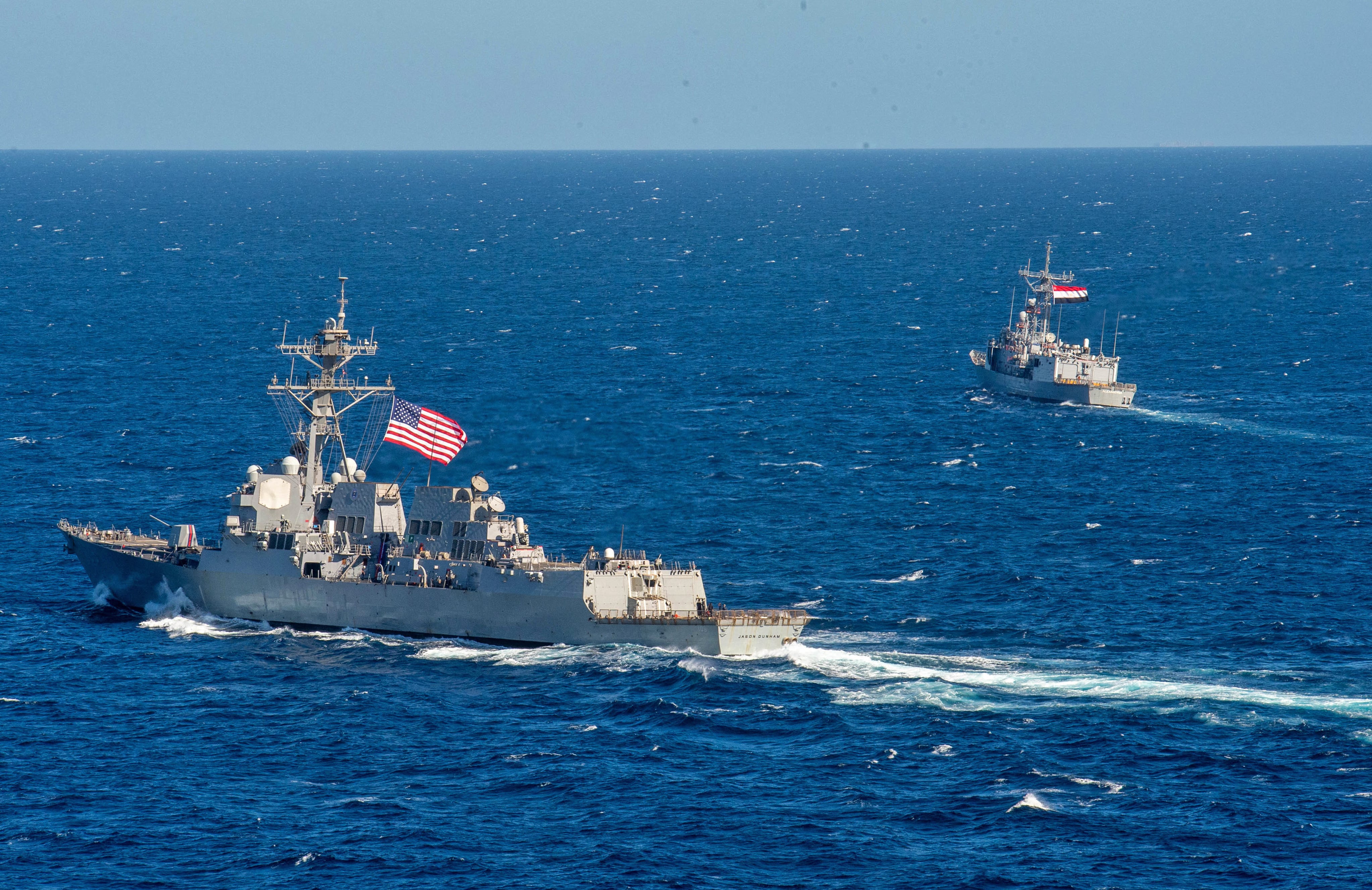 El destructor de misiles guiados USS Jason Dunham (izq.) realiza ejercicios en el Mar Rojo. (AFP).