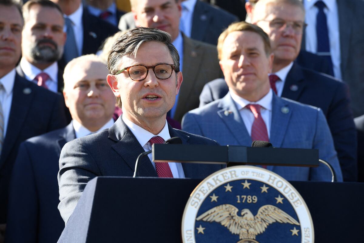 El recién elegido presidente de la Cámara de Representantes de los Estados Unidos, Mike Johnson, habla durante una conferencia de prensa después de su elección en el Capitolio de los Estados Unidos en Washington, DC. (Foto de OLIVIER DOULIERY / AFP)