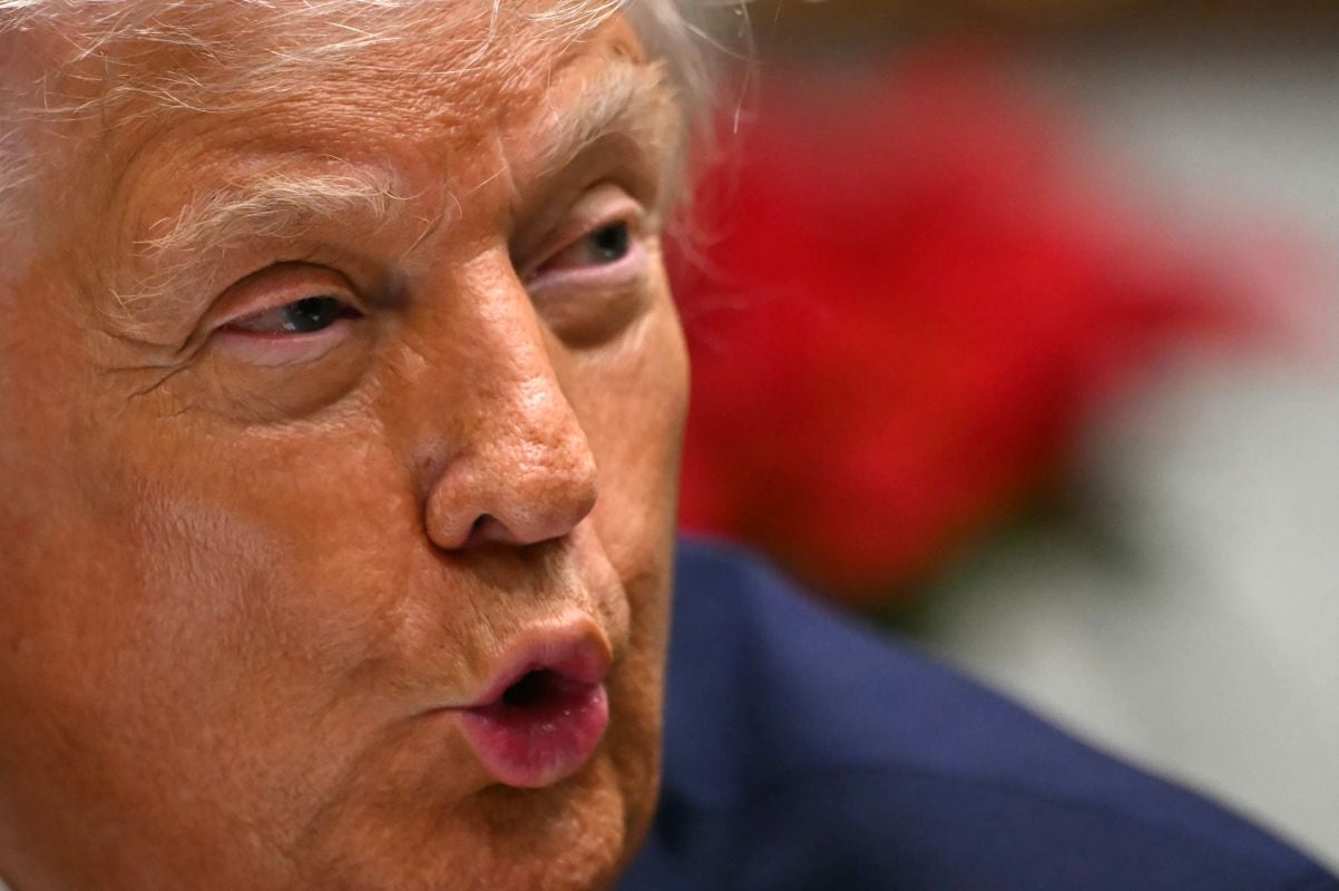 El presidente de los Estados Unidos, Donald Trump, habla durante una mesa redonda en la Sala Roosevelt de la Casa Blanca en Washington, D.C., el 10 de diciembre de 2025. Foto: ANDREW CABALLERO-REYNOLDS / AFP