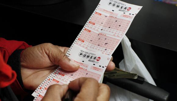 Para comprar un boleto de Powerball es común que se utilice un papel en el que están todos los números y jugadas. Allí debes marcar cuál va a ser tu tipo de apuesta y las bolillas que crees que saldrán en el sorteo (Foto: AFP)