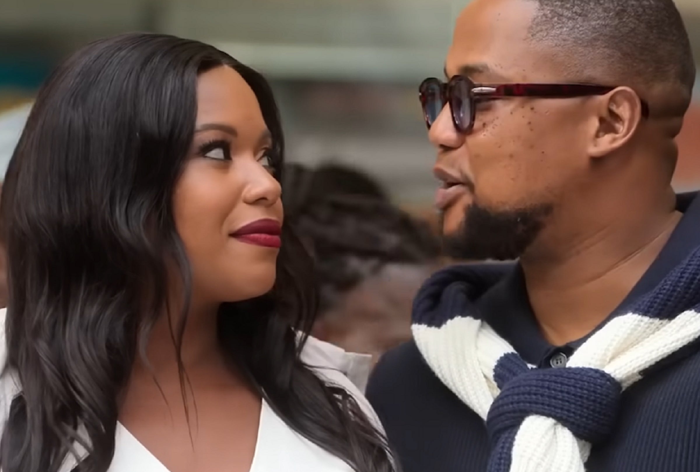 Charles (Siya Sepotokele) presenta a su prometida en la comedia romántica "Yoh! Bestie", lo que provoca los celos de Thando (Foto: Netflix)