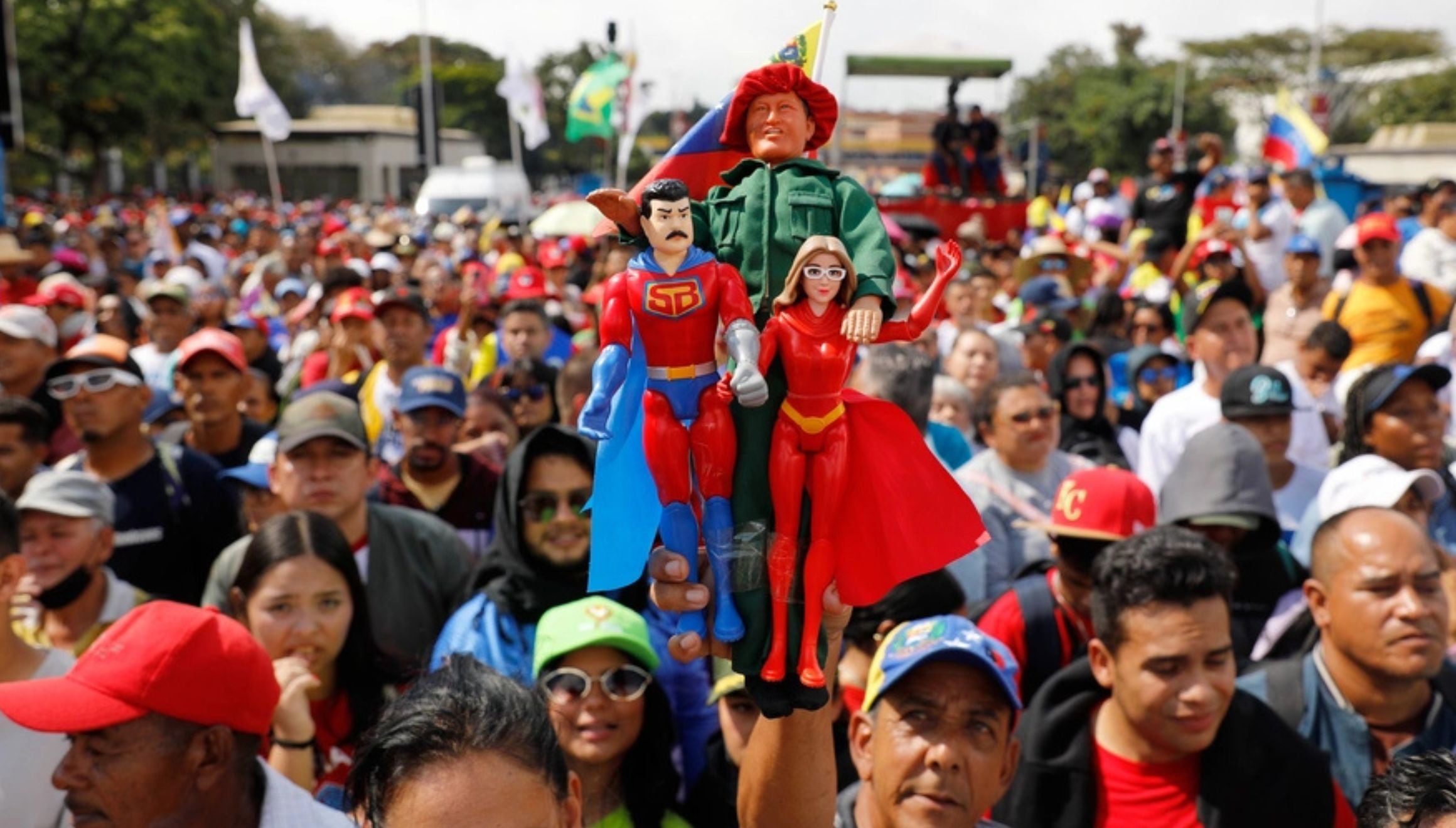 Simpatizantes del gobierno venezolano sostienen muñecos que representan al fallecido presidente venezolano Hugo Chávez, al expresidente venezolano Nicolás Maduro y a su esposa, Cilia Flores, durante una manifestación el miércoles 7 de enero en Caracas. (Foto: Cristian Hernandez/AP)