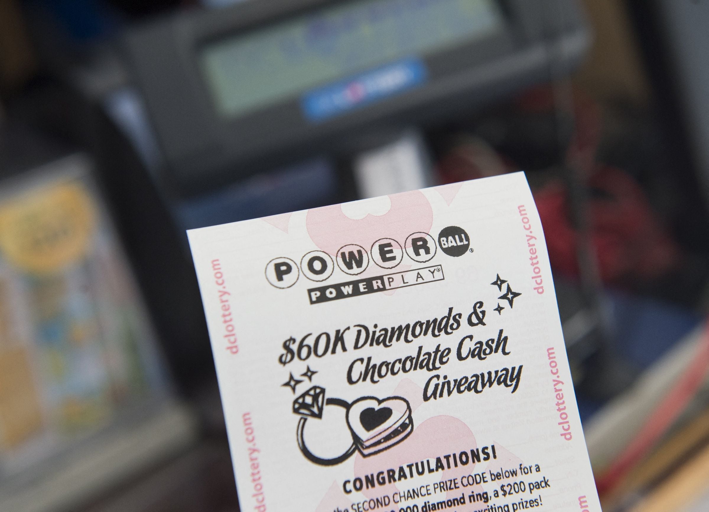 Por lo general, los participantes del Powerball pueden reclamar un premio de hasta $600 en cualquier lotería autorizada de la jurisdicción donde compraron el boleto. (Foto: SAUL LOEB / AFP)