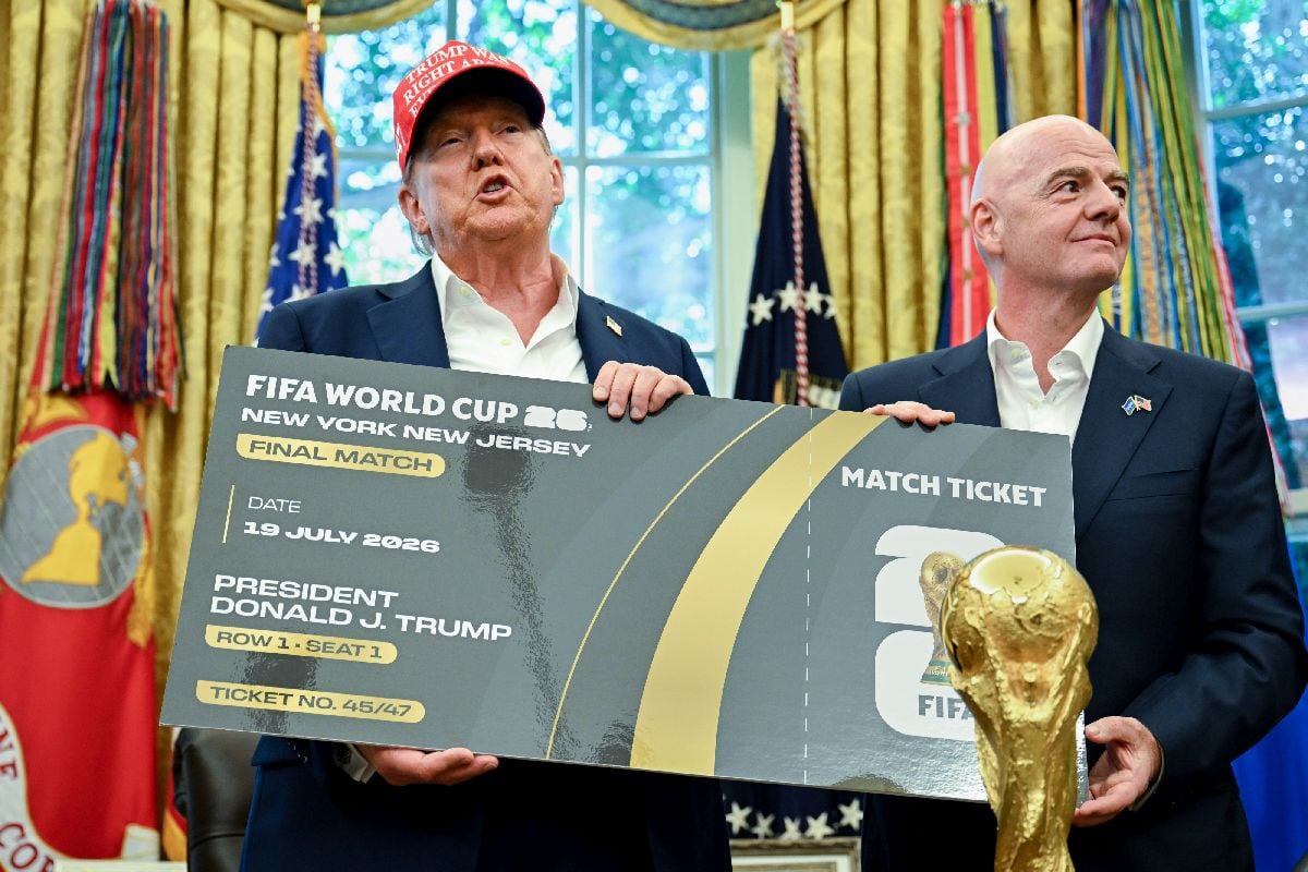 El presidente de Estados Unidos, Donald Trump (izquierda), y Gianni Infantino, presidente de la Federación Internacional de Fútbol Asociación (FIFA), sostienen una entrada para la final de la Copa Mundial de la FIFA 2026 en el Despacho Oval de la Casa Blanca en Washington, D.C., Estados Unidos, el viernes 22 de agosto de 2025.