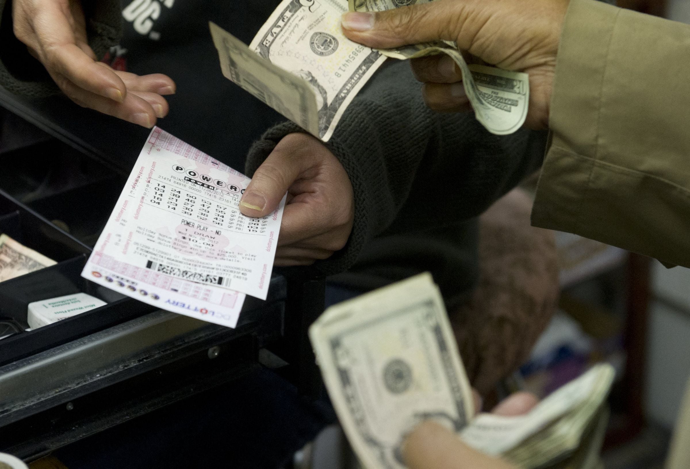 Los plazos límite para la venta de boletos del Powerball varían según la jurisdicción. (Foto: SAUL LOEB / AFP)