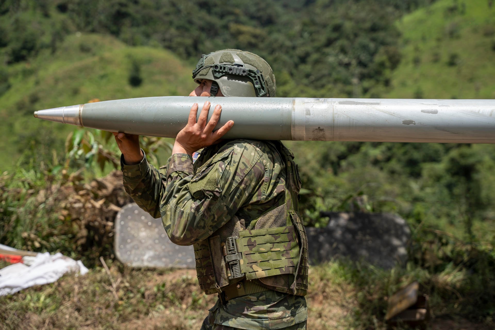 Un militar de Ecuador participa en un operativo en el Parque Nacional Podocarpus contra la minería ilegal. (EFE/ Mauricio Torres).