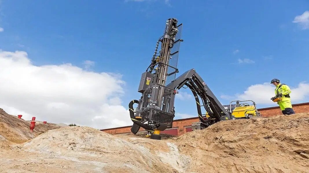 Las muestras obtenidas del programa RC están siendo enviadas al laboratorio ALS en Lima para su análisis, y los primeros resultados de ensayos se esperan para enero de 2026.