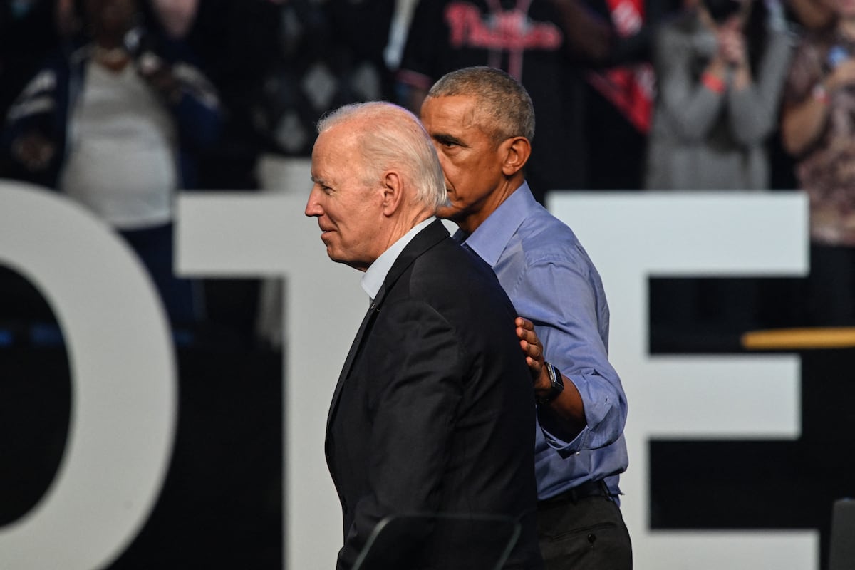 El presidente de los Estados Unidos, Joe Biden, y el expresidente de los Estados Unidos, Barack Obama. (Foto de Ed JONES / AFP)