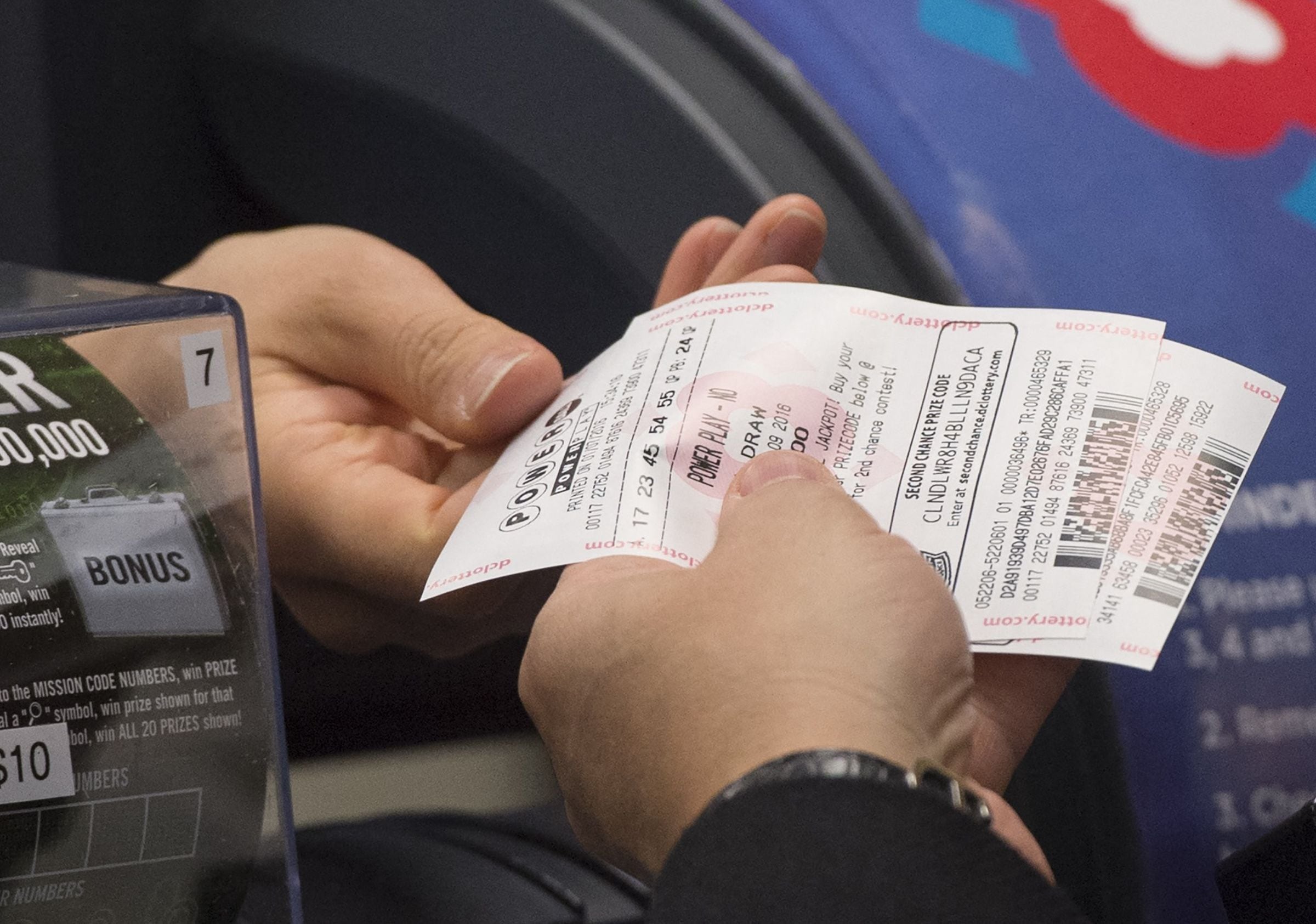 Por lo general, los participantes del Powerball pueden reclamar un premio de hasta $600 en cualquier lotería autorizada de la jurisdicción donde compraron el boleto. (Foto: Saul Loeb / AFP)