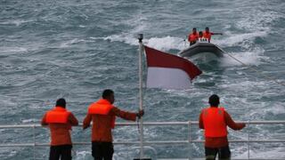 Clima frustra esfuerzos de buzos por rescatar cadáveres de avión AirAsia que cayó al mar