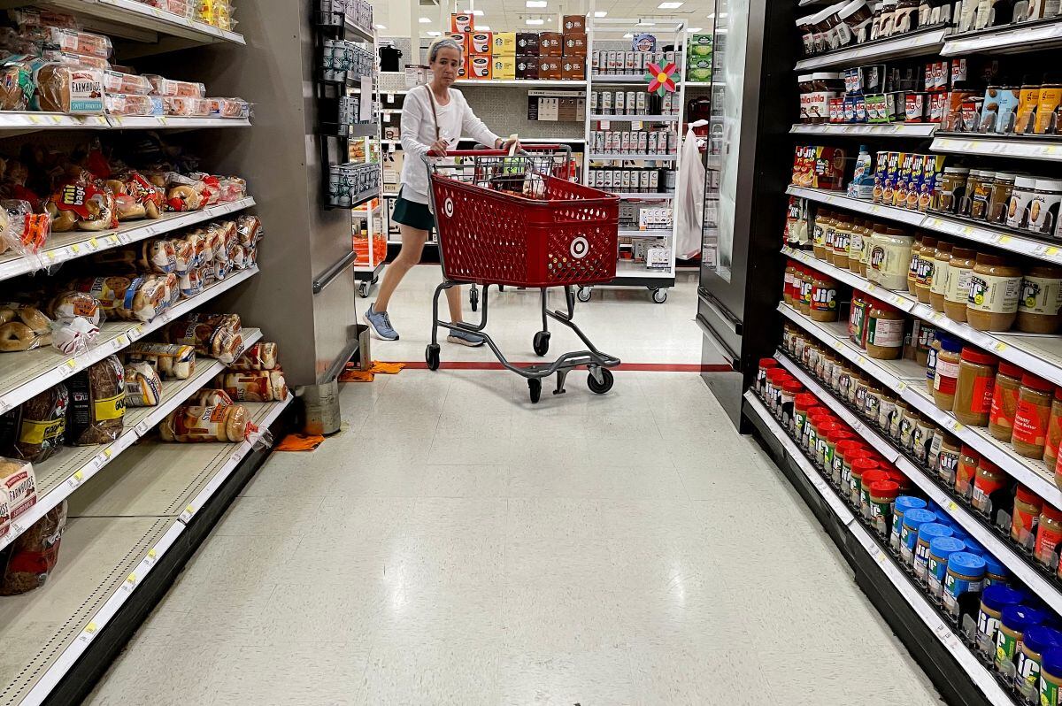 Una mujer empuja un carrito de compras por el pasillo de la tienda de comestibles en Target en Annapolis, Maryland, el 16 de mayo de 2022 (Foto: Jim Watson / AFP)
