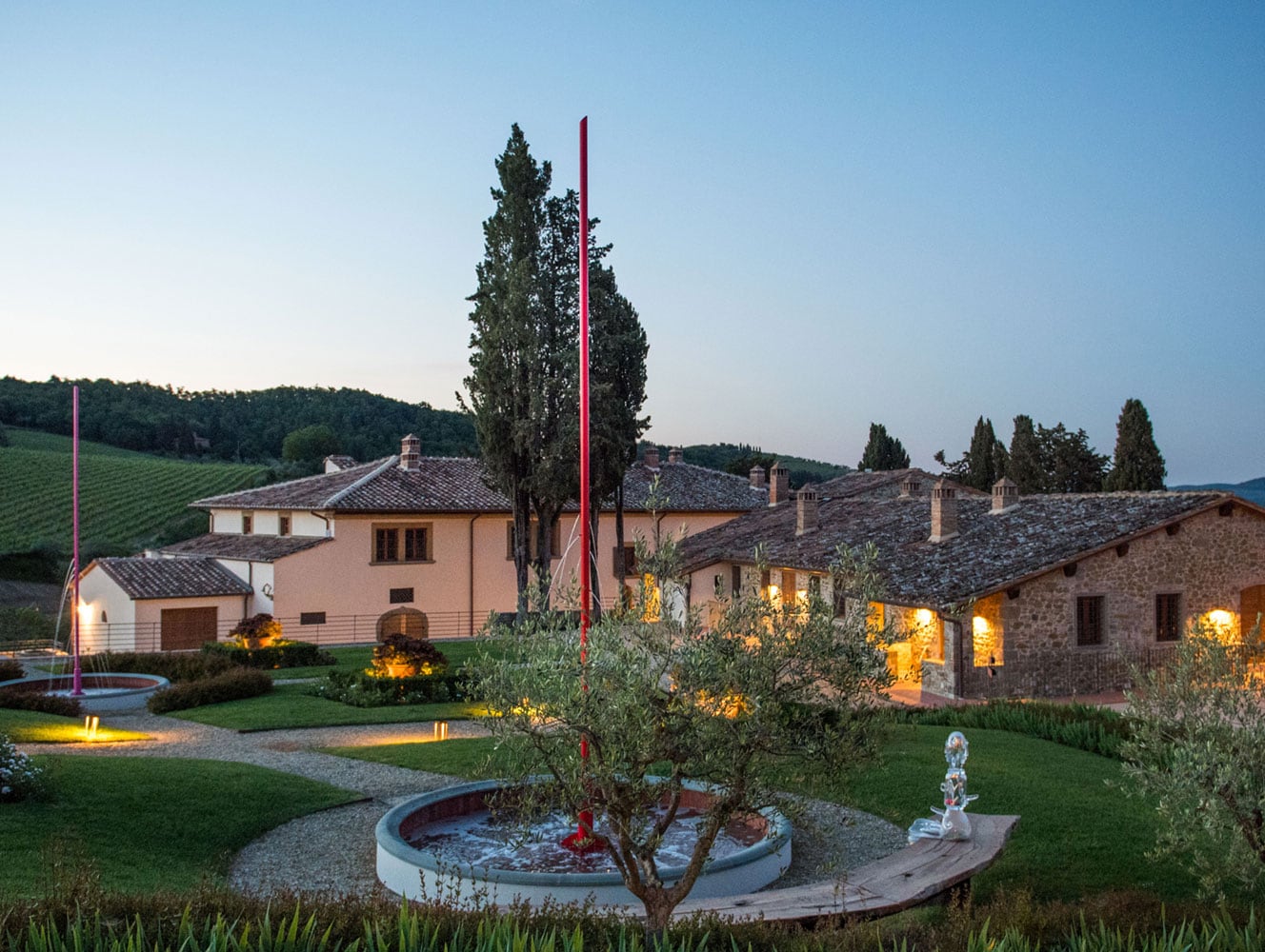 Tenuta Casenuove, una propiedad histórica que abarca hectáreas de colinas onduladas donde los viñedos conviven en perfecta armonía con olivares centenarios y bosques profundos.