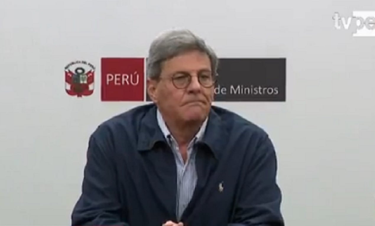 El ministro advirtió que bloquear la señal telefónica en los penales puede perjudicar a zonas cercanas, por lo que propuso replantear la medida. Foto: TV Perú
