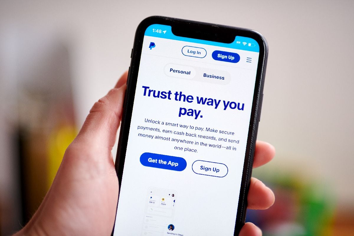 El sitio web de PayPal en un teléfono inteligente en Nueva York, EE.UU.