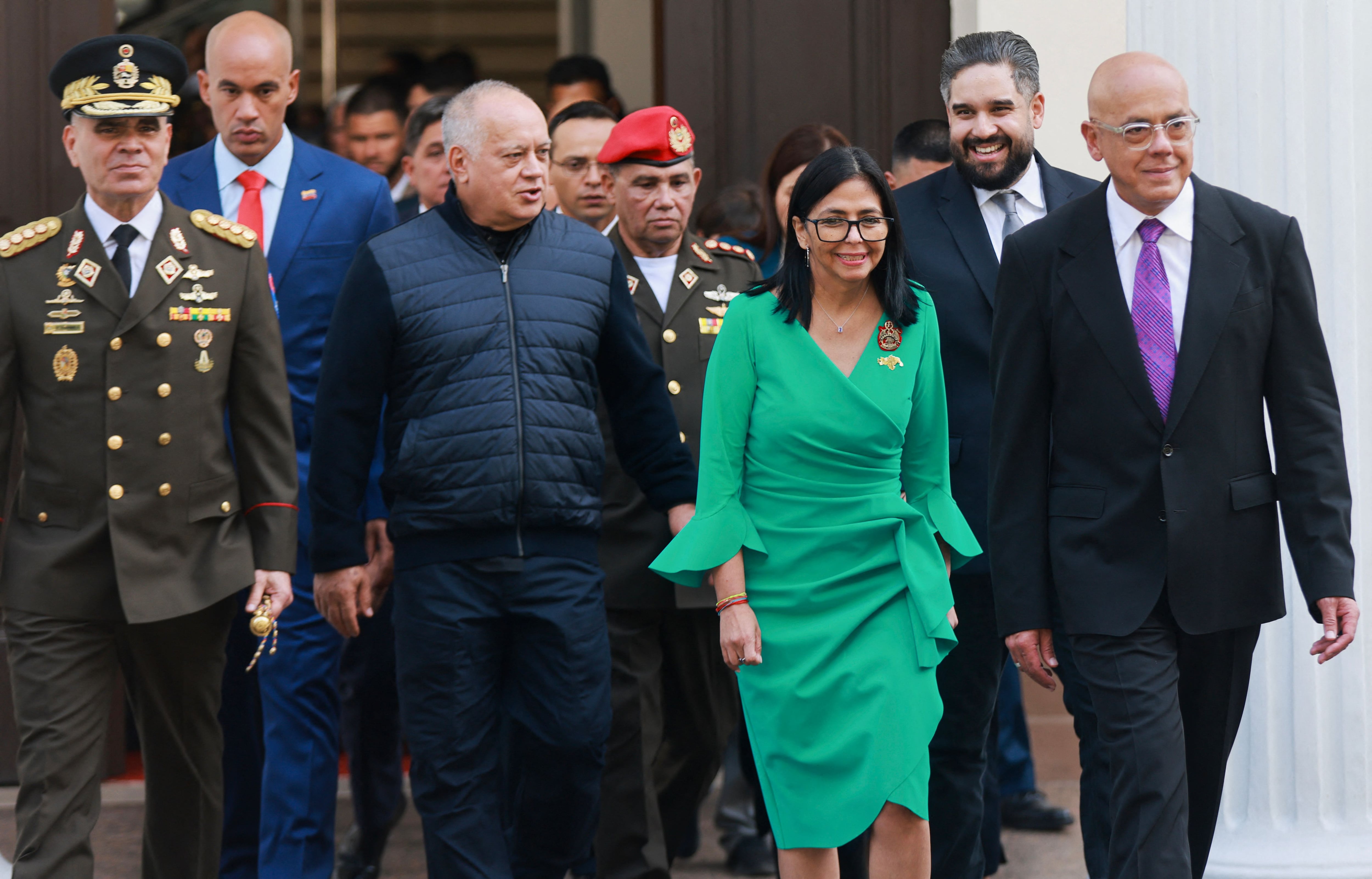 Esta fotografía, difundida por la oficina de prensa del Palacio de Miraflores, muestra a la presidenta interina de Venezuela, Delcy Rodríguez (c-d); el ministro de Defensa, Vladimir Padrino López (i); el ministro del Interior, Diosdado Cabello (c-i); y el presidente de la Asamblea Nacional, Jorge Rodríguez (d), caminando tras su juramento en una ceremonia celebrada en la Asamblea Nacional en Caracas el 5 de enero de 2026. El parlamento venezolano juramentó a Delcy Rodríguez como presidenta interina el 5 de enero, dos días después de que las fuerzas estadounidenses detuvieran a su predecesor, Nicolás Maduro, para ser juzgado en Nueva York. Los miembros de la nueva Asamblea Nacional dieron su pleno respaldo a Rodríguez, quien había sido vicepresidenta de Maduro, y reeligieron a su hermano, Jorge Rodríguez, como presidente del parlamento. (Foto de Marcelo García y PRENSA PRESIDENCIAL VENEZUELA / Oficina de prensa de Miraflores / AFP)