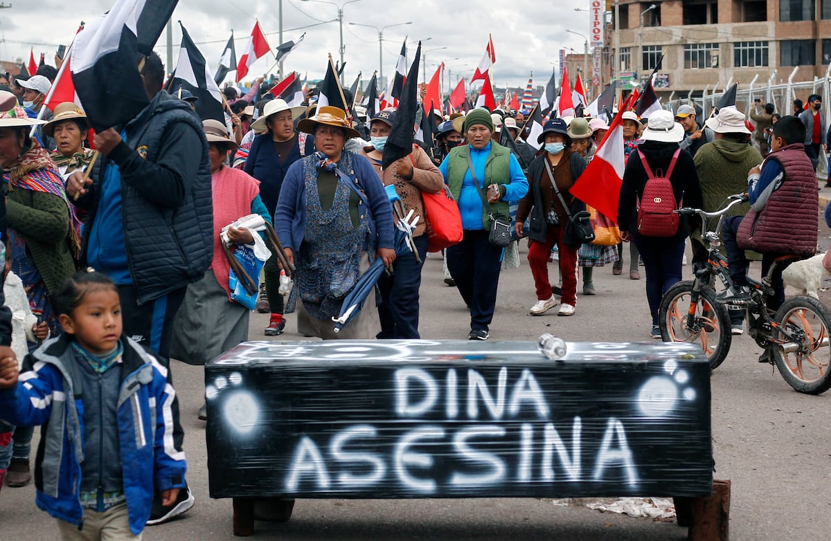 El Ministerio Público presentó una denuncia constitucional contra Dina Boluarte, Alberto Otárola y otras tres personas por las muertes registradas en las protestas. (Foto por Juan Carlos CISNEROS / AFP)