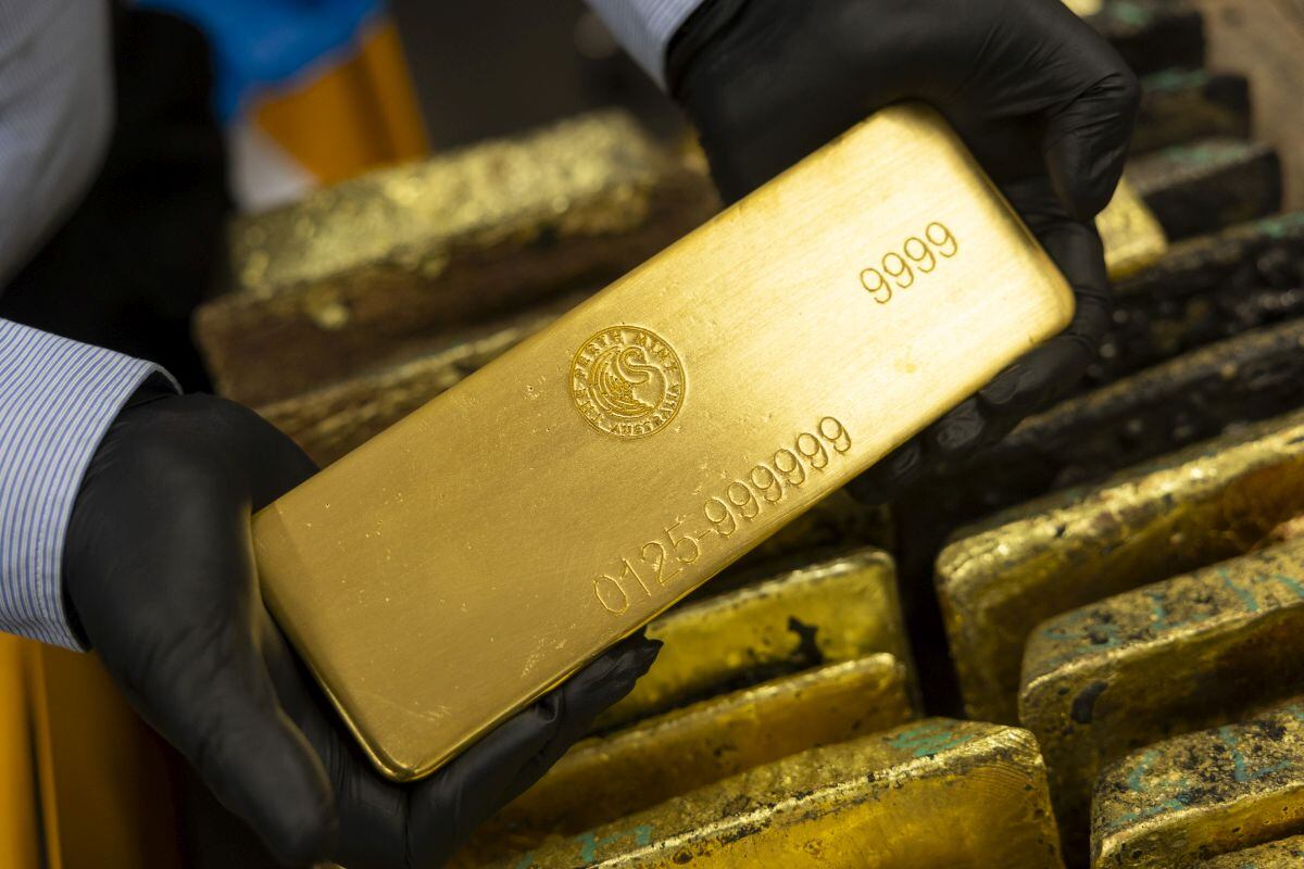 Tras una bajada del 3.80%, el precio del metal dorado desciende hasta los US$ 4,189.9 después de que el pasado viernes llegara a alcanzar un nuevo máximo histórico, al situarse en US$ 4,379.93. Foto: Matt Jelonek/Bloomberg