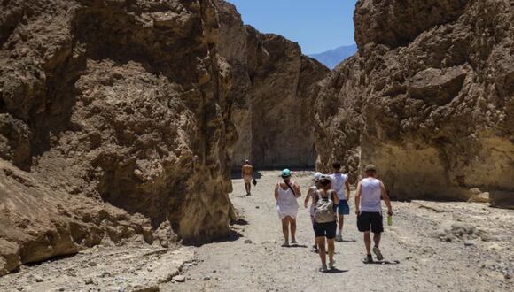 Varios excursionistas regresan a sus vehículos luego de recorrer parte del cañón Golden en el Parque Nacional Valle de la Muerte, California, el martes 11 de julio de 2023. Julio es el mes más caluroso en el parque, con una temperatura máxima promedio de 46,5 grados Celsius (Foto: AP)