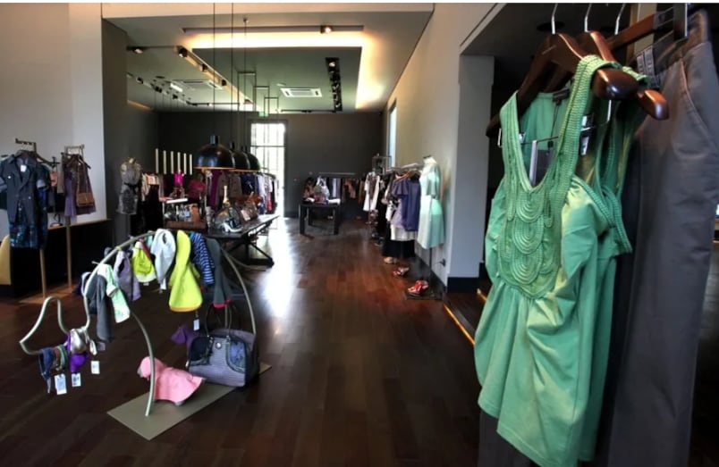Detalle de prendas de vestir en una tienda del diseñador español Adolfo Domínguez. EFE/Andrés Cristaldo