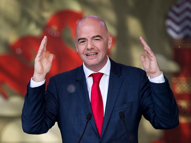 Gianni Infantino acompañó a Trump también en su parada del martes en Arabia Saudí y presentó el balón del Mundial de Clubes de este verano(Foto: EFE)