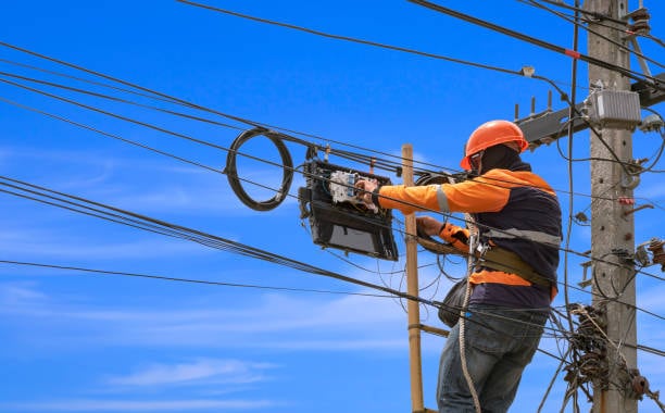Claro proyecta desplegar 5,429 kilómetros de fibra óptica durante 2026, su mayor expansión anual de esta infraestructura desde 2021. Foto: Andina