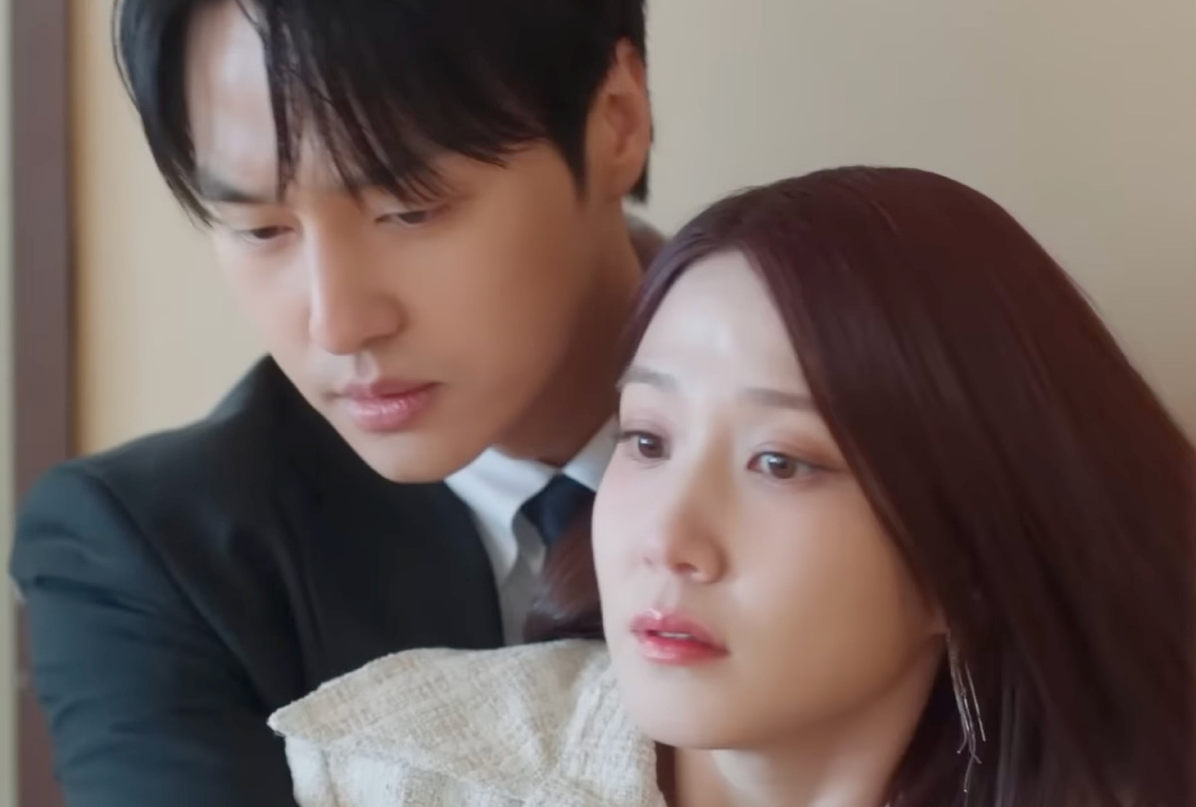 Cheon Yeo-ri (Park Eun-bin) comparte su don con Ma Kang-uk (Yang Se-jong) tras un leve roce de manos en la serie surcoreana "Muertos de amor", que se estrena el 18 de julio (Foto: tvN / Netflix)